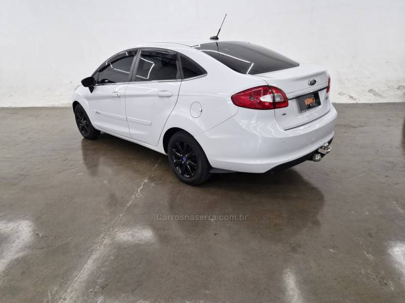FORD - FOCUS - 2012/2013 - Branca - R$ 39.900,00
