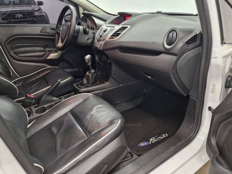 FORD - FOCUS - 2012/2013 - Branca - R$ 39.900,00