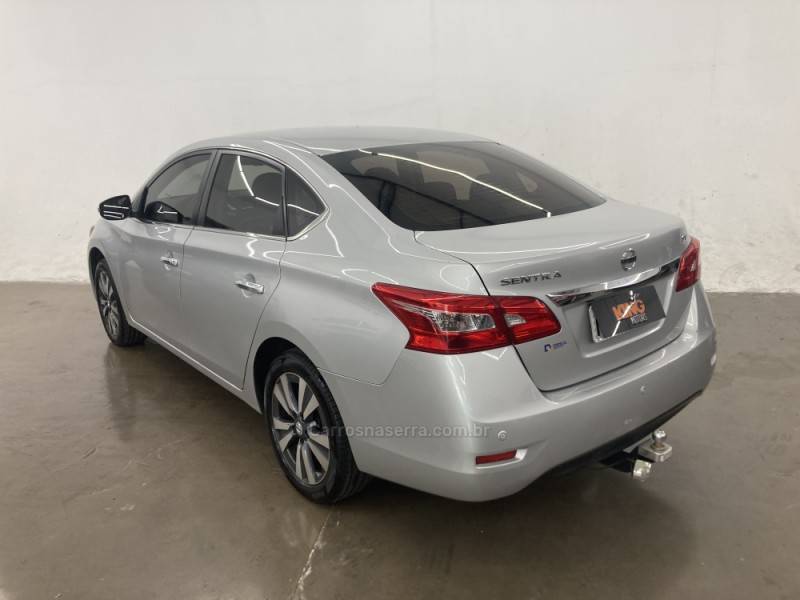 NISSAN - SENTRA - 2016/2017 - Prata - R$ 67.900,00