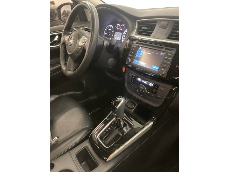 NISSAN - SENTRA - 2016/2017 - Prata - R$ 67.900,00