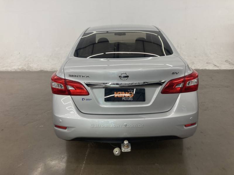 NISSAN - SENTRA - 2016/2017 - Prata - R$ 67.900,00