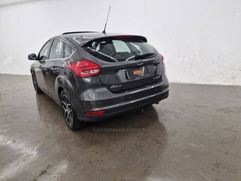 FORD - FOCUS - 2017/2018 - Cinza - R$ 79.900,00