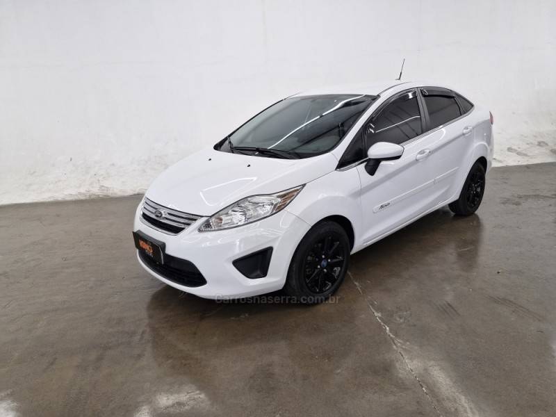 FORD - FOCUS - 2012/2013 - Branca - R$ 39.900,00