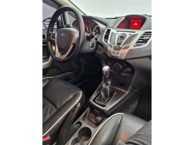 FORD - FOCUS - 2012/2013 - Branca - R$ 39.900,00