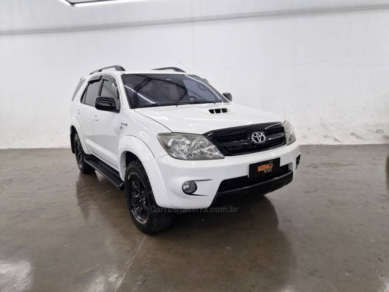TOYOTA - HILUX SW4 - 2006/2006 - Branca - R$ 99.900,00
