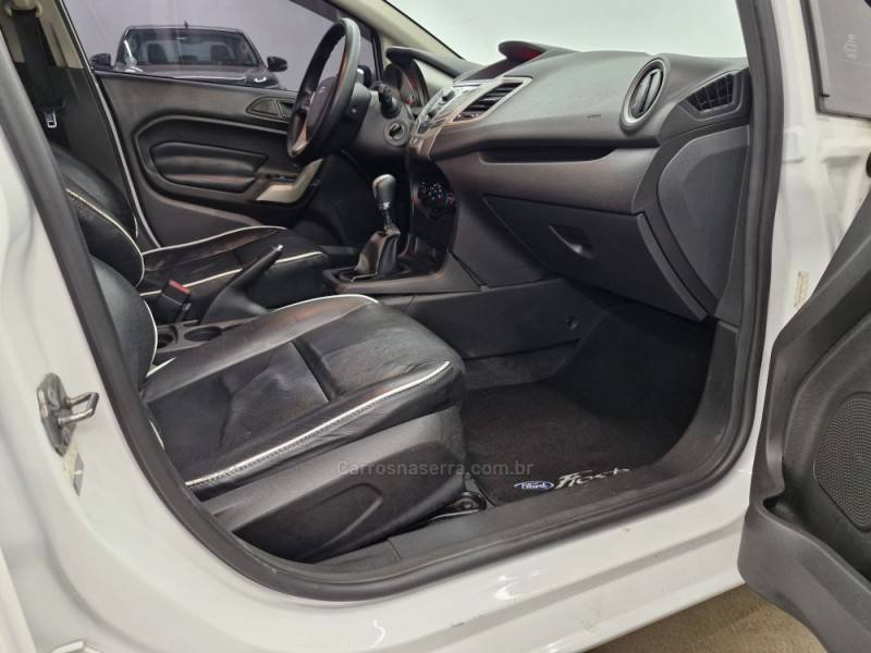 FORD - FOCUS - 2012/2013 - Branca - R$ 39.900,00